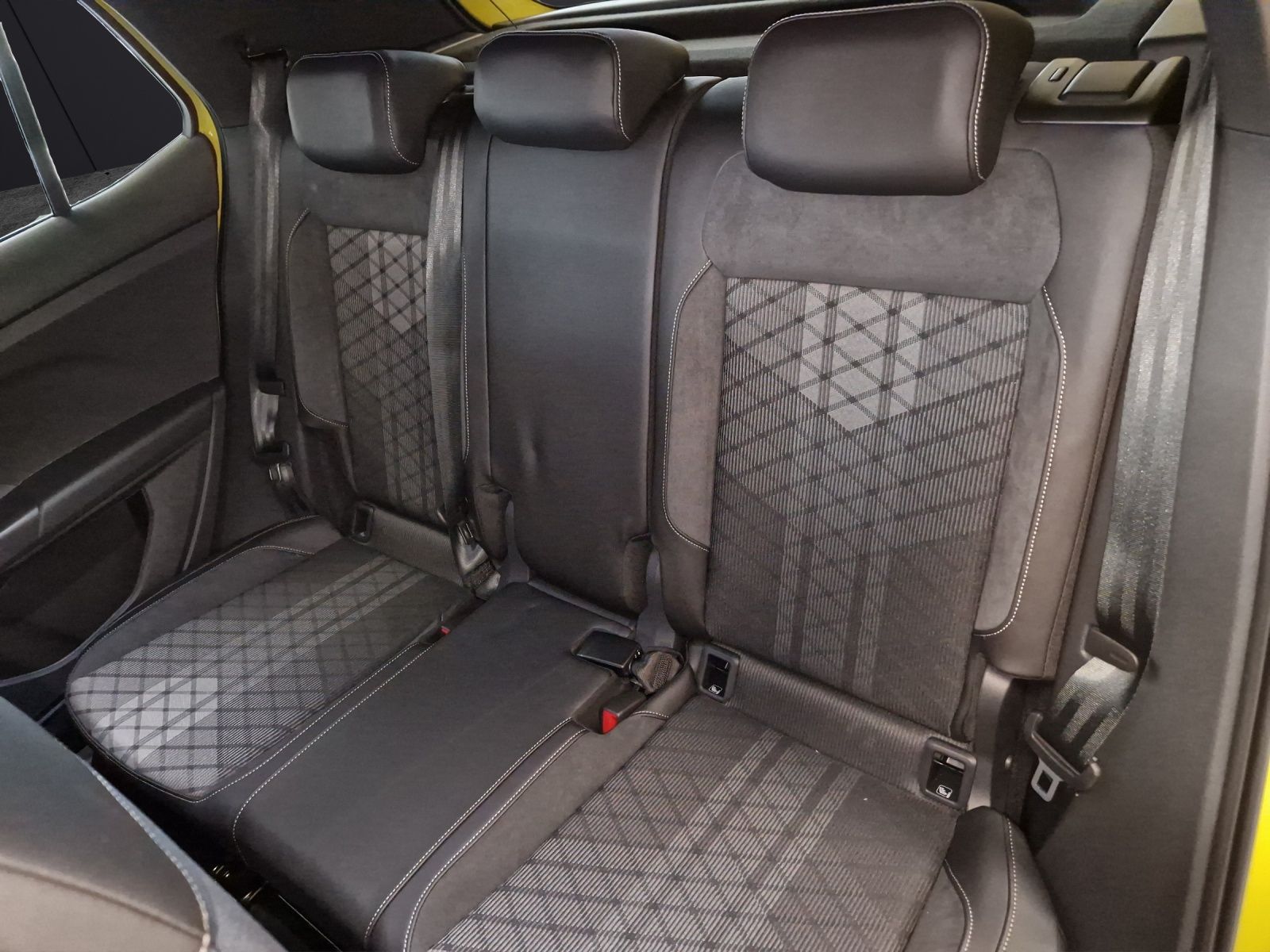 Fahrzeugabbildung Volkswagen T-Cross R-line DSG Matrix AHK Kamera Beats Navi