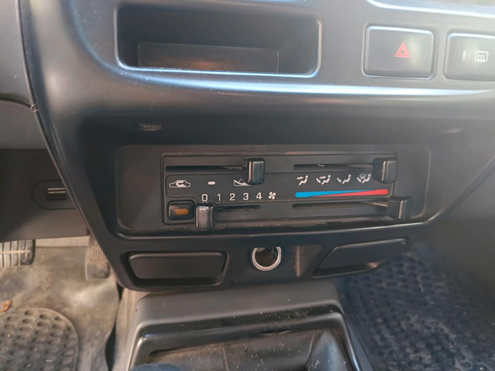 Nissan NP300 2011 — photo 7