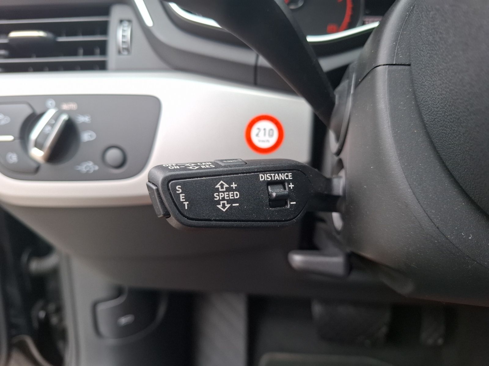 Fahrzeugabbildung Audi A4 Avant 35 TFSI advanced S-tronic LED Navi ACC