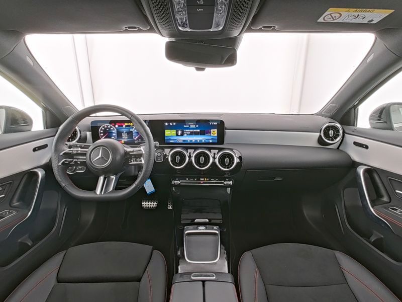 Fahrzeugabbildung Mercedes-Benz A 180 AMG Line LED+Kamera+WinterPaket+MBUX