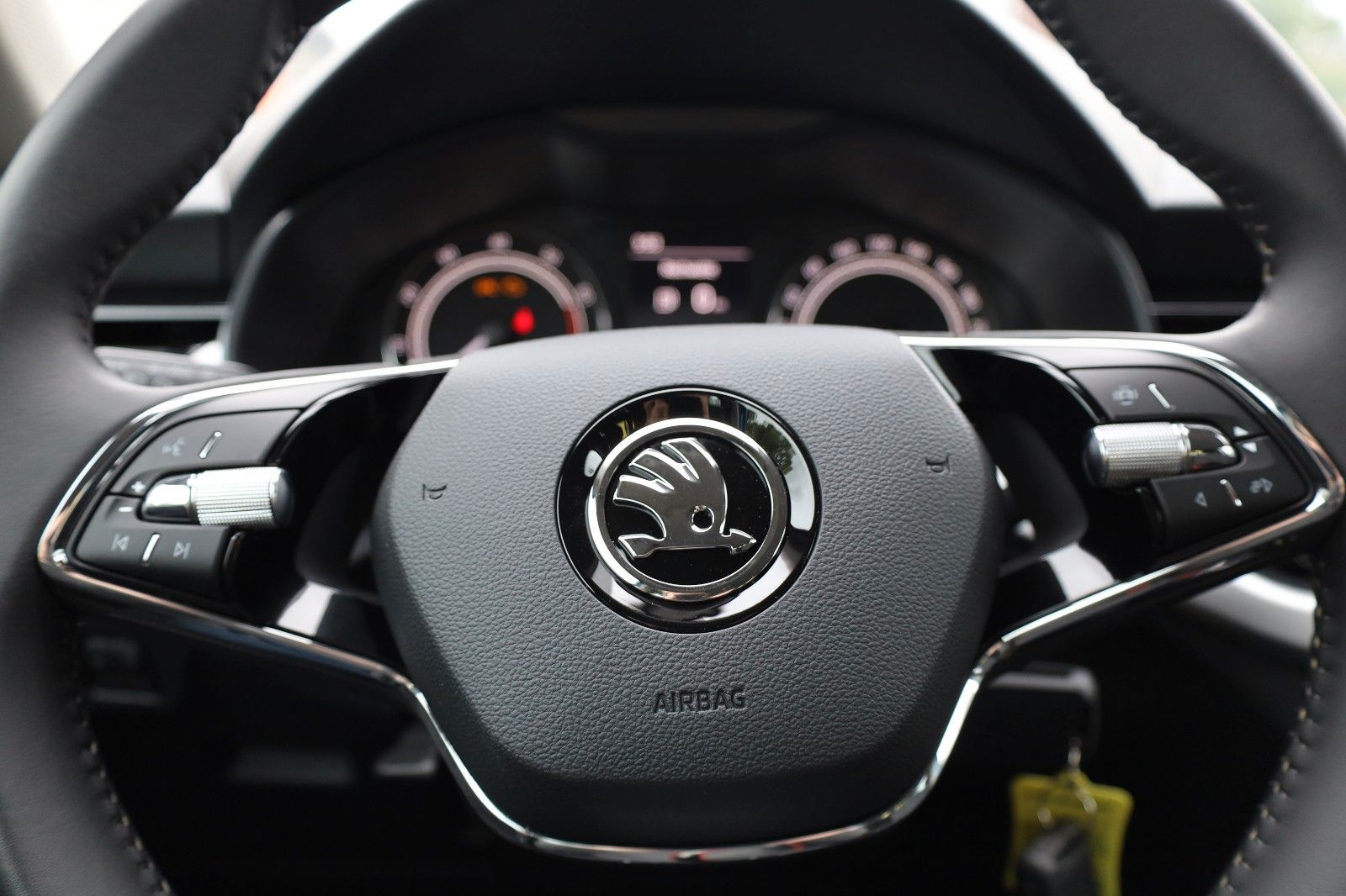 Fahrzeugabbildung SKODA Kamiq 1.0 Ambition *AHZV*5J.GAR*SHZ*Kamera