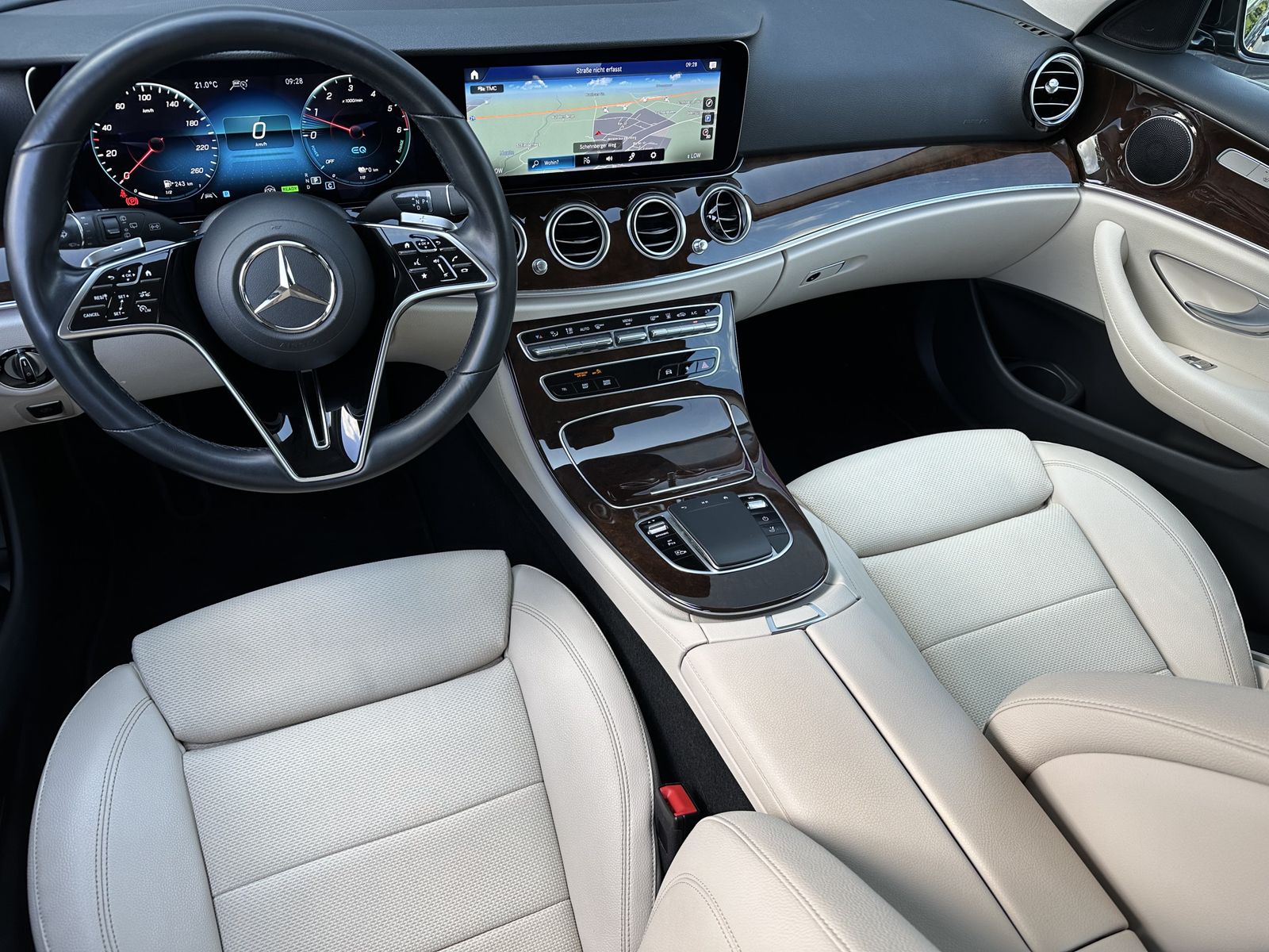 Fahrzeugabbildung Mercedes-Benz E 300de T 4Matic Avantgarde NAV+LED+AHK+DISTRONI