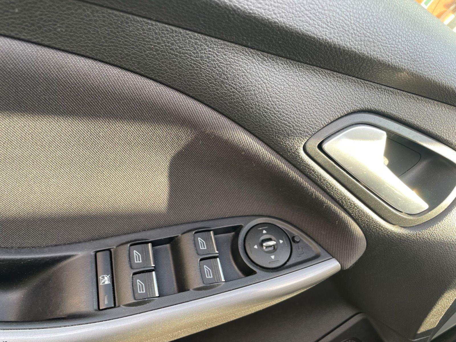 Ford Focus 2012 — interior