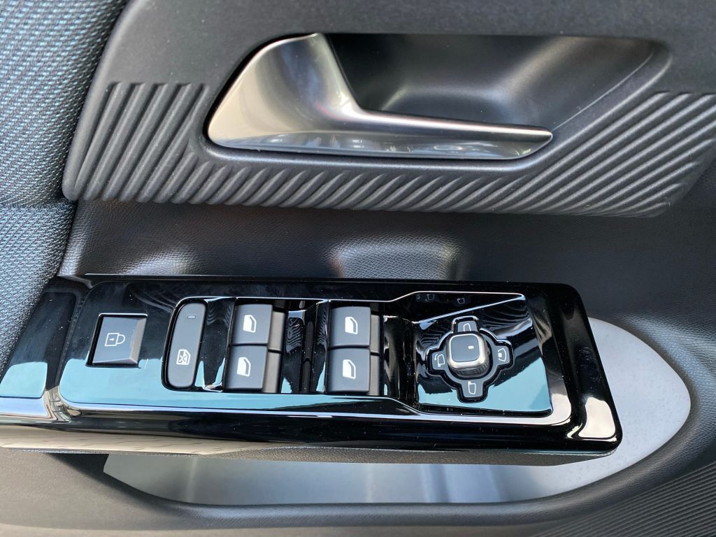 Fahrzeugabbildung Citroën C5 Aircross Hybrid Automatik 145 MAX *Allwetterr