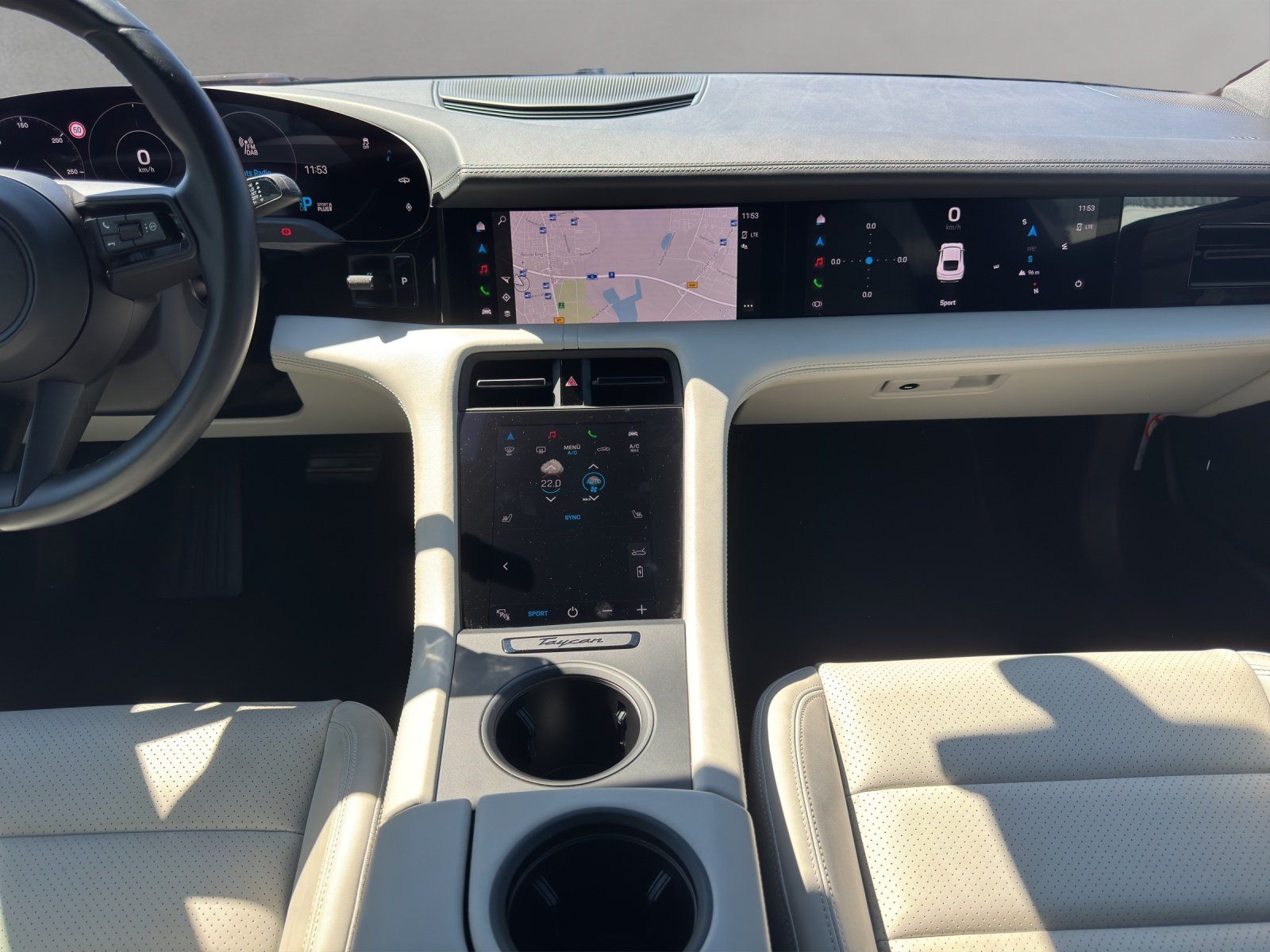 Fahrzeugabbildung Porsche Taycan Plus/SPORT-DESIGN/PASM/PANO/WÄRMEPUMPE/