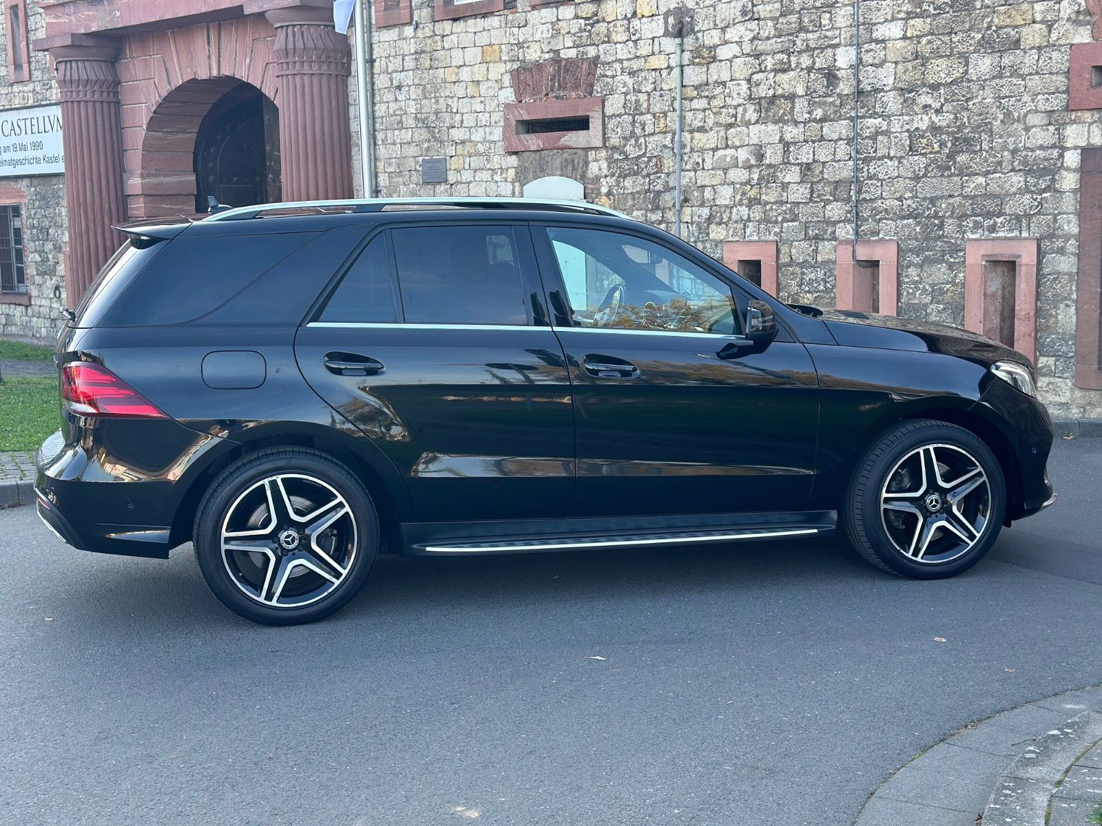 Fahrzeugabbildung Mercedes-Benz GLE 400 4MATIC AMG LINE*PANORAMA+20´LM+KAMERA*