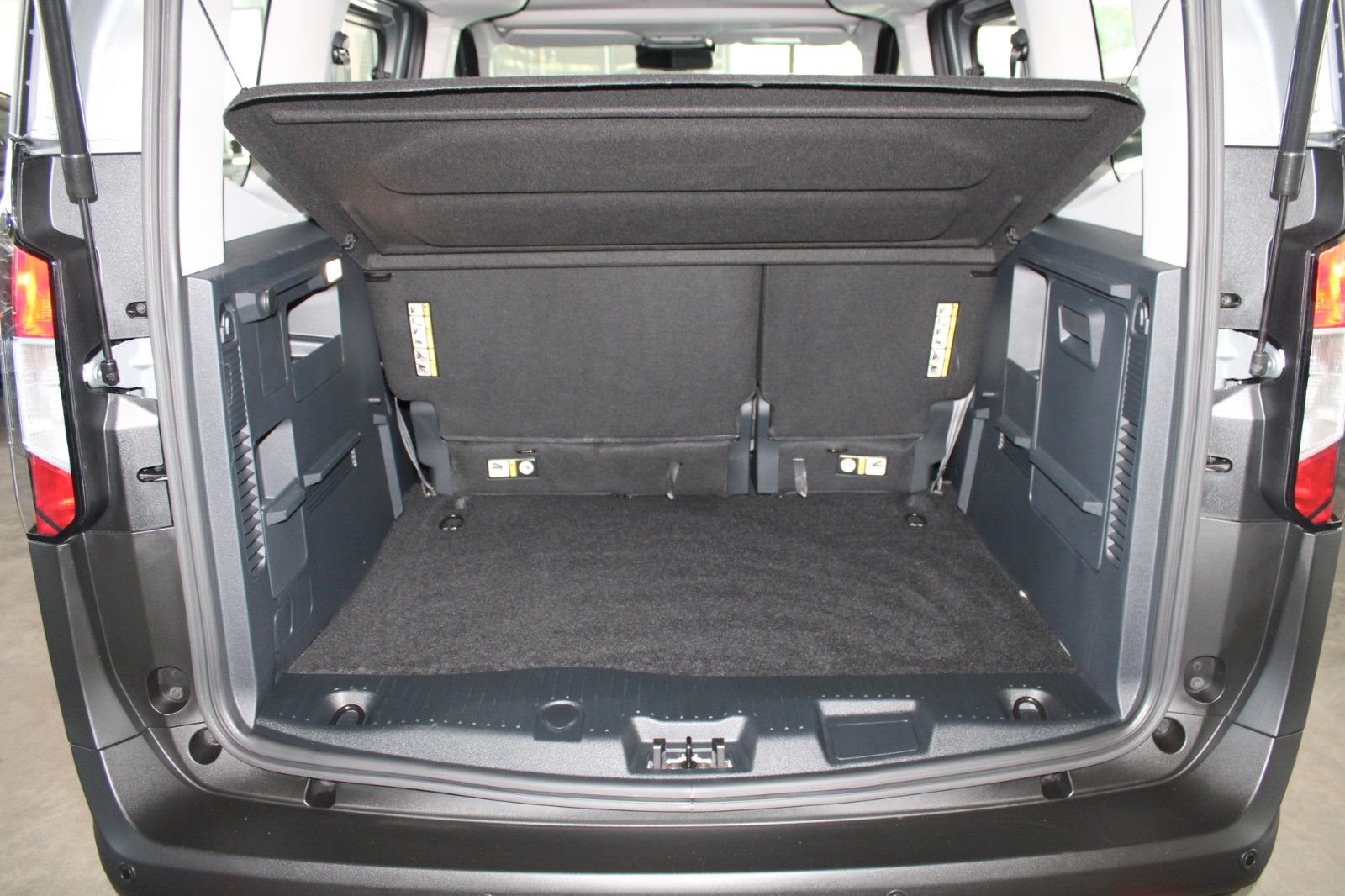 Fahrzeugabbildung Ford Tourneo Courier TREND Kamera PDC WinterPaket2