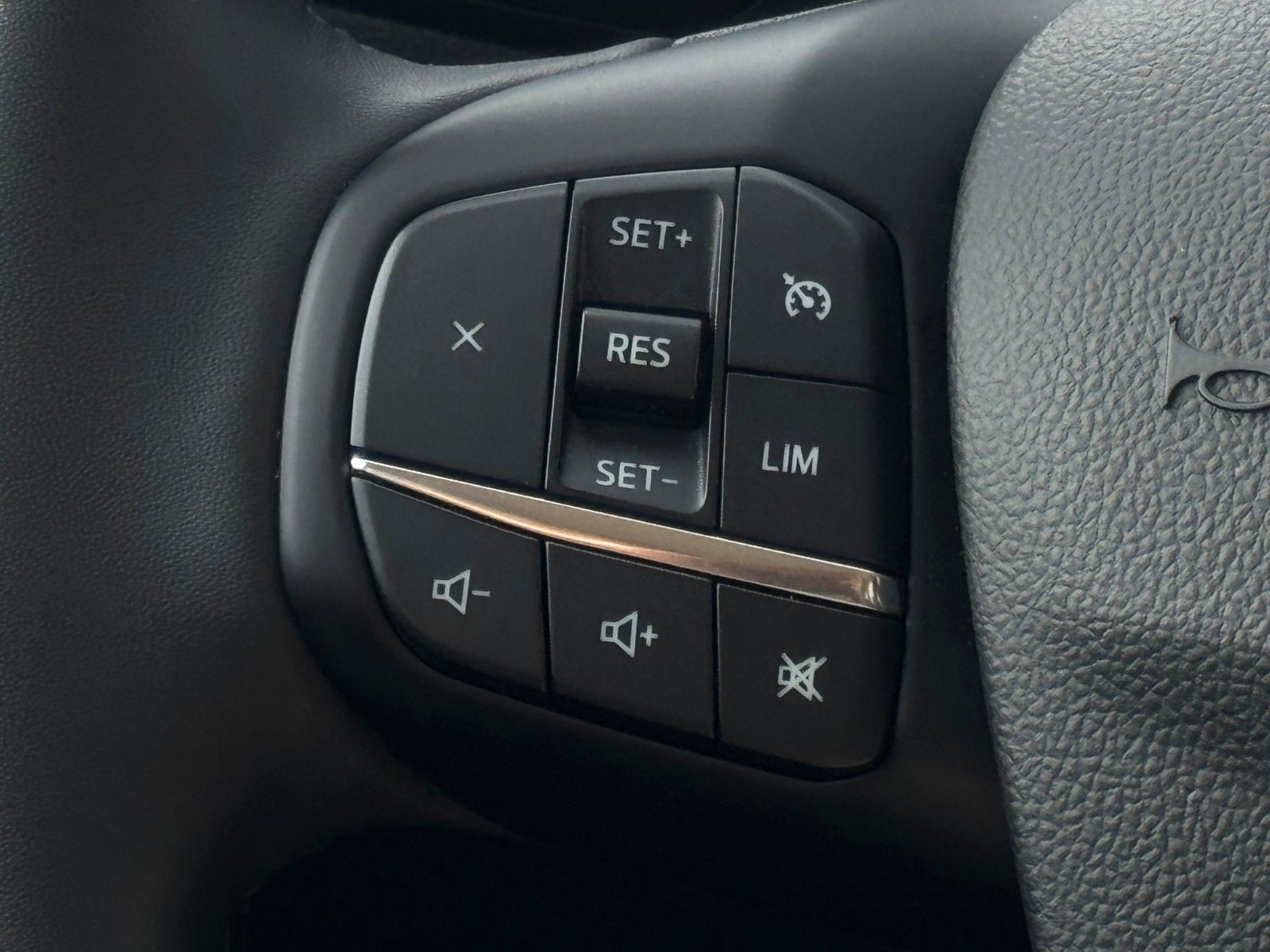 Fahrzeugabbildung Ford Kuga 1.5 EB Cool & Connect Navi CarPlay SHZ AHK