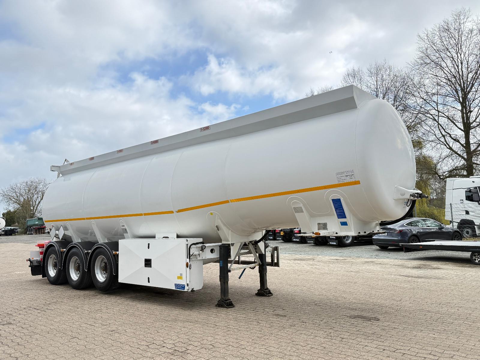 Kässbohrer STN-TADR/39300LTR/5xKAM/DIESEL/BENZIN/OBEN/UNTEN