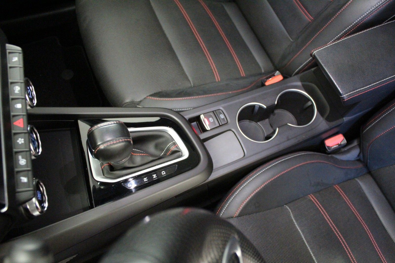 Fahrzeugabbildung Renault Arkana Mild Hybrid 160 EDC R.S. Line*Leder*