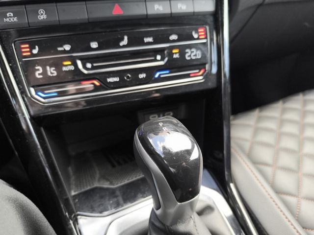 Fahrzeugabbildung Volkswagen T-Roc Cabriolet 1.5 TSI DSG R-Line EDITION KARMA