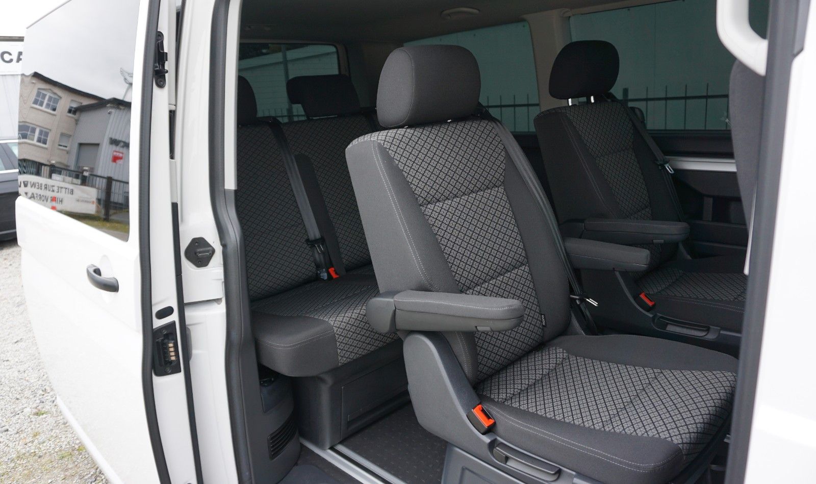 Fahrzeugabbildung Volkswagen T6 Multivan 2.0L TDI DSG Kamera Navi AHK 7 Sitze