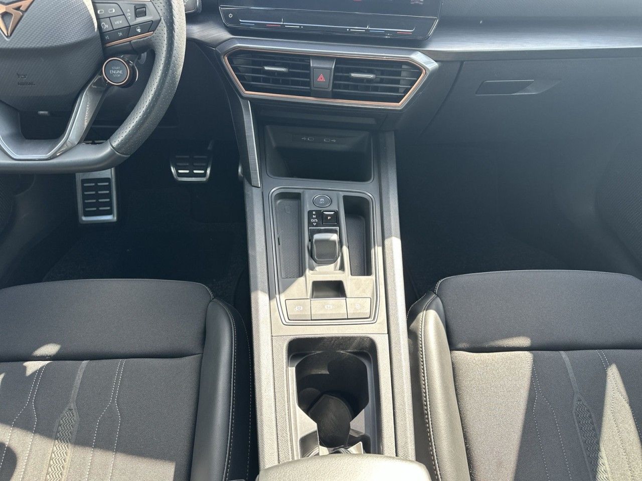 Fahrzeugabbildung CUPRA Leon Sportstourer VZ 2.0 TSI 4Drive DSG*AHK* - mit KI generiert/bearbeitet
