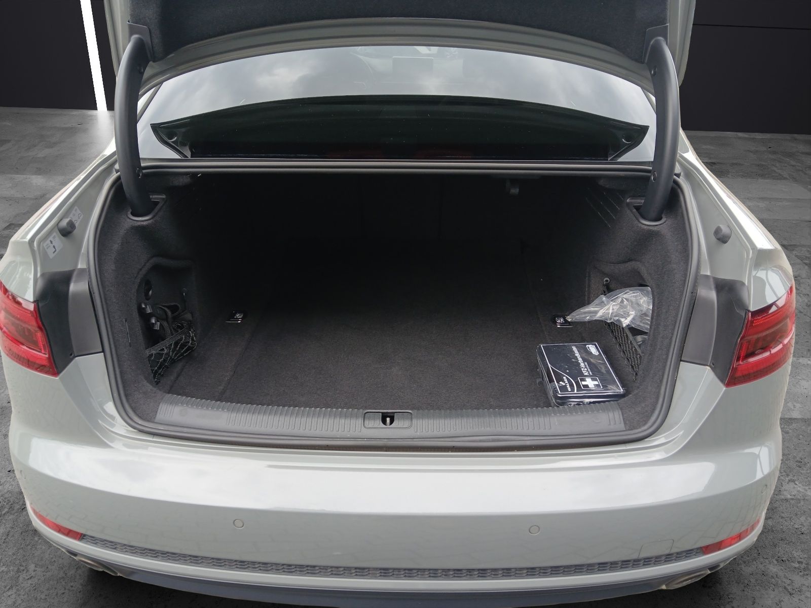 Fahrzeugabbildung Audi A4 TFSI sport S-Line-Black LED AHK Navi AVC ACC