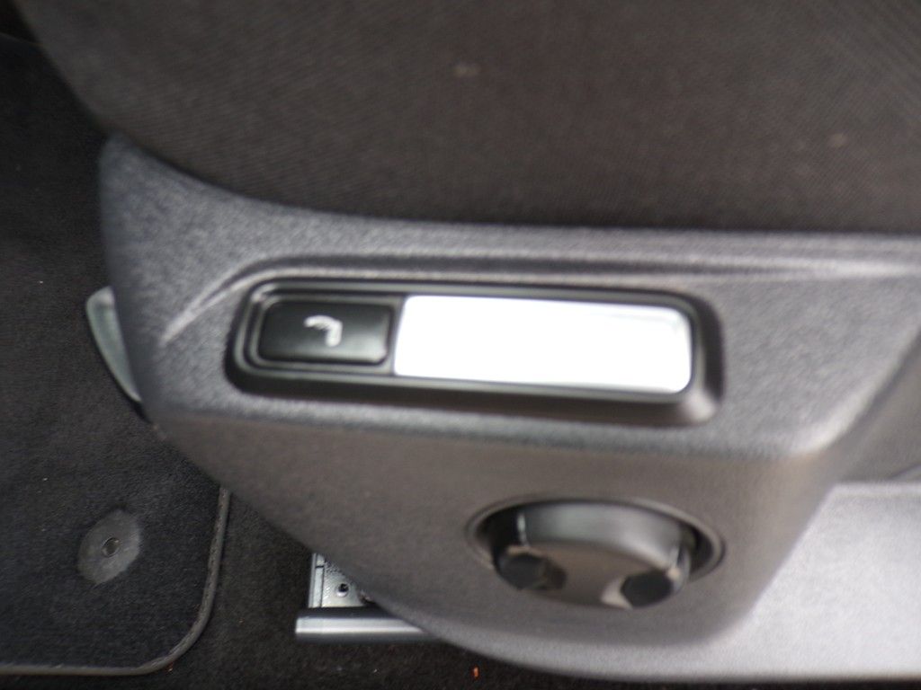 Fahrzeugabbildung Volkswagen T-Roc  2.0 TDI SCR DSG *Style*ACC*LED*Navi*Black