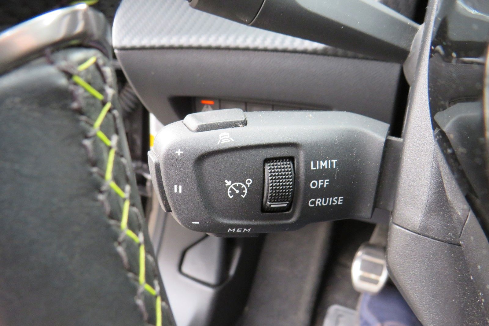 Fahrzeugabbildung Peugeot 2008 GT 1.2 PURETECH NAVI KAMERA PDC ACC 1.HAND