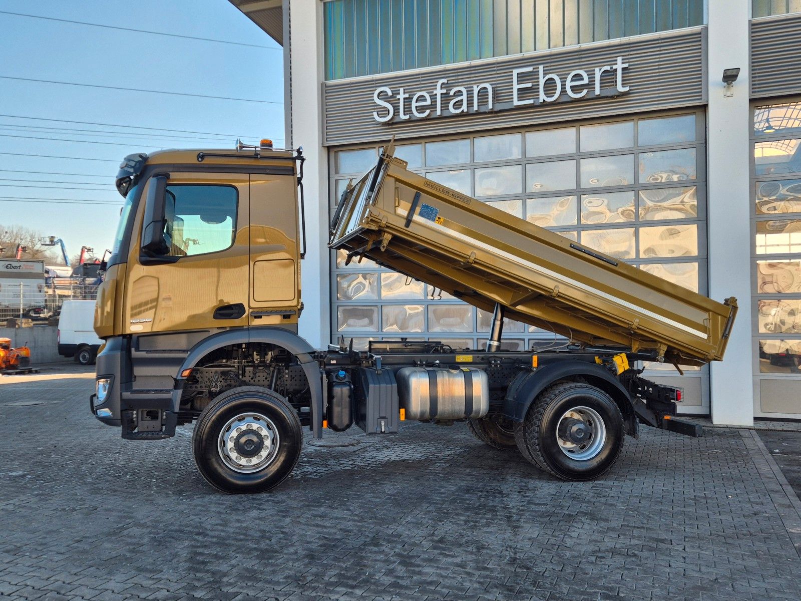 Fahrzeugabbildung Mercedes-Benz Arocs 1836 AK 4x4 Meiller AHK