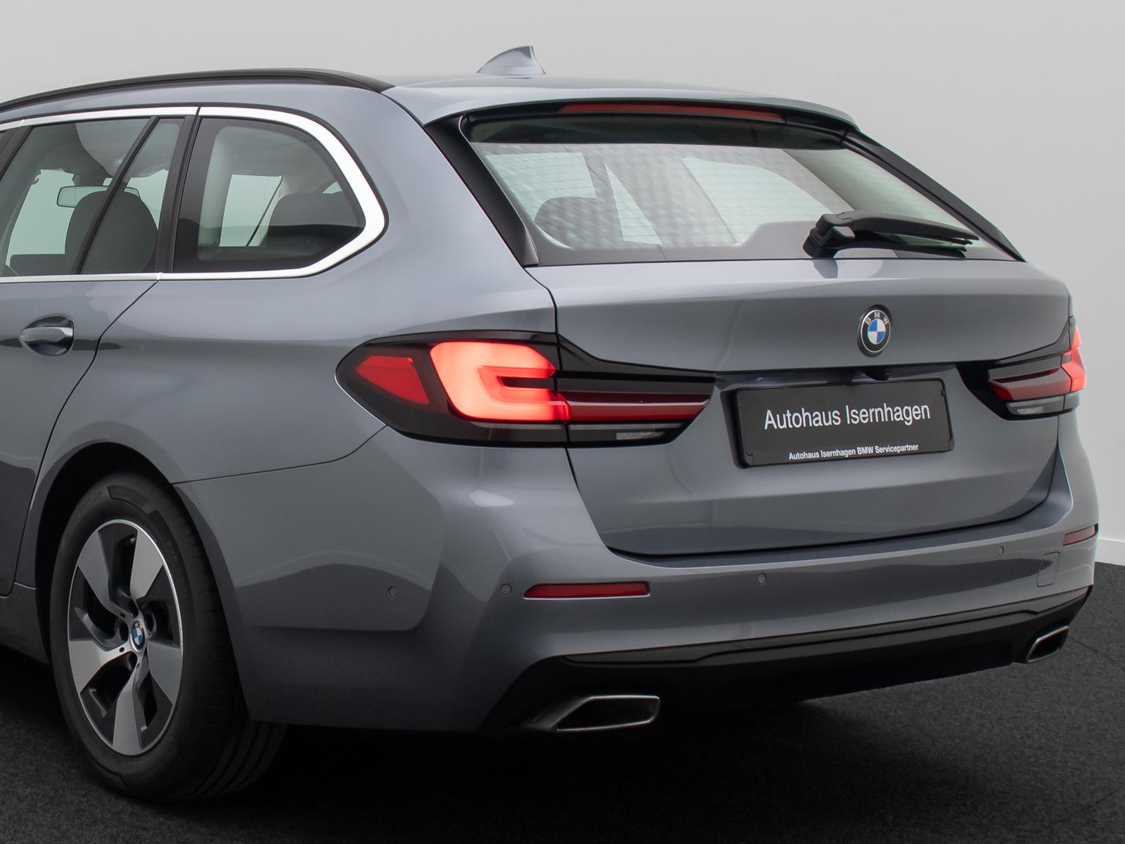 BMW 520d Kamera HUD Alarm Panorama DAB Leder Sport