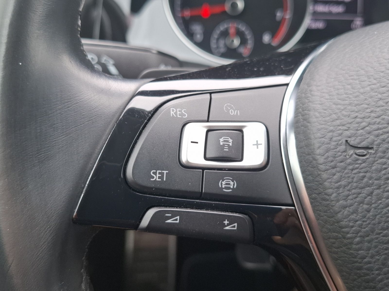 Fahrzeugabbildung Volkswagen Golf VII Variant TSI Join DSG LED AHK Navi ACC P