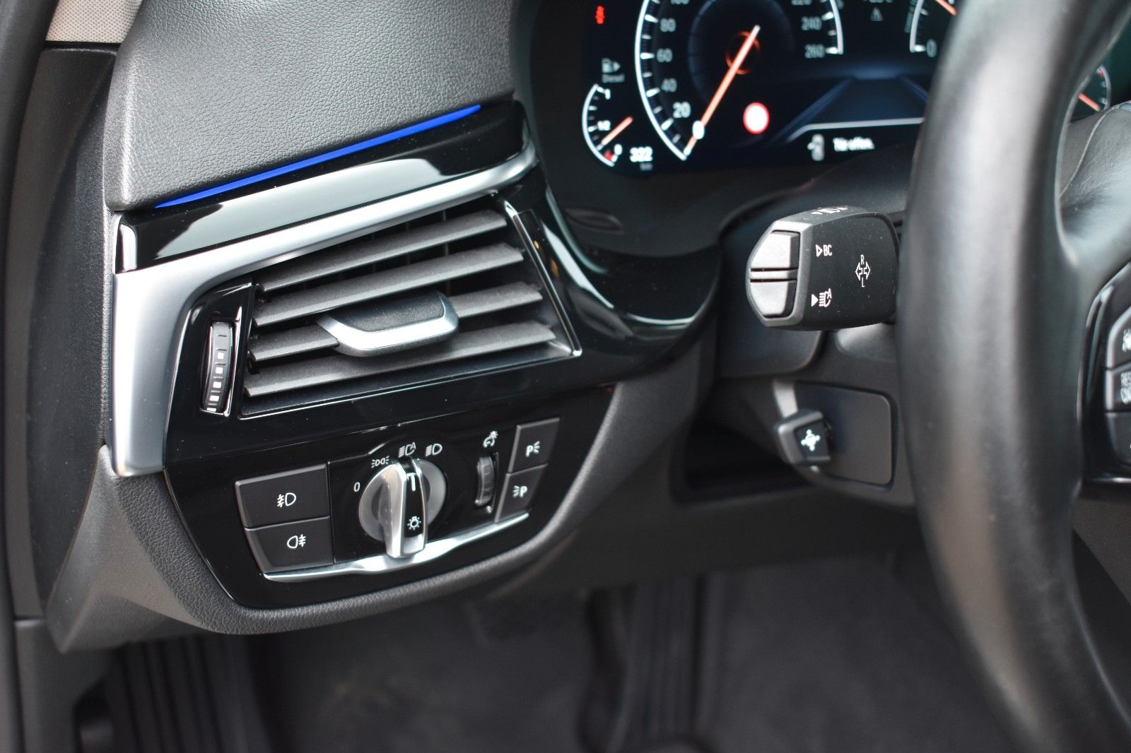 Fahrzeugabbildung BMW 520d Touring M Sportfahrwerk HUD AHK Keyless ACC