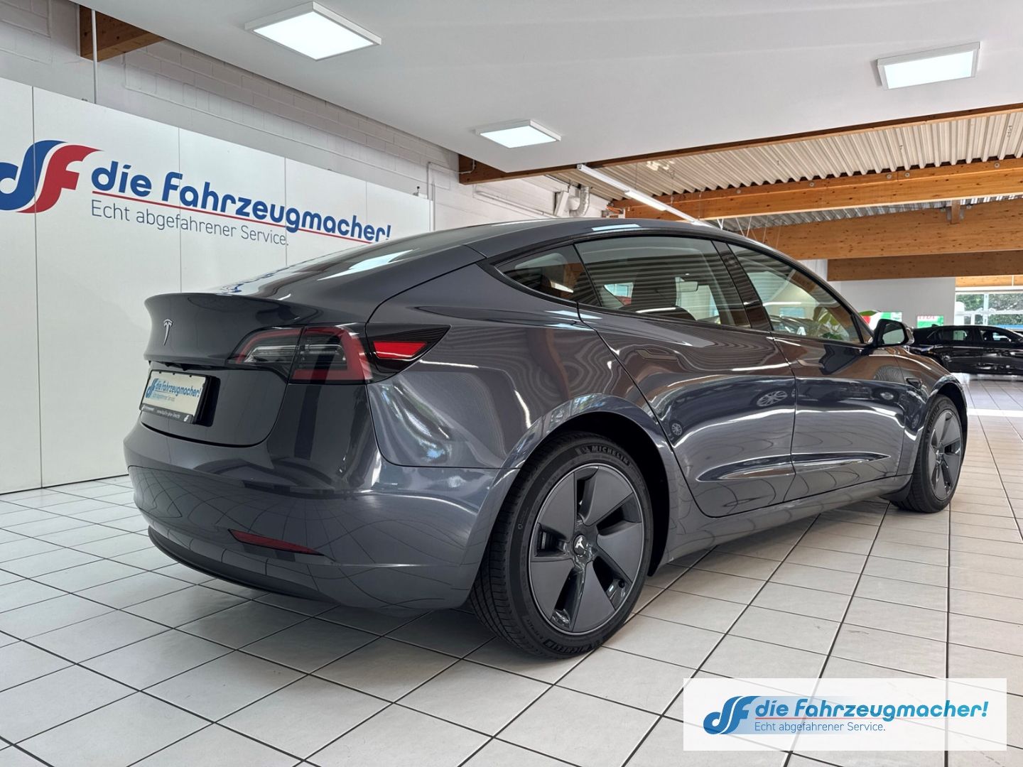 Fahrzeugabbildung Tesla Model 3 RWD Soundsystem ACC El. Heckklappe WLAN