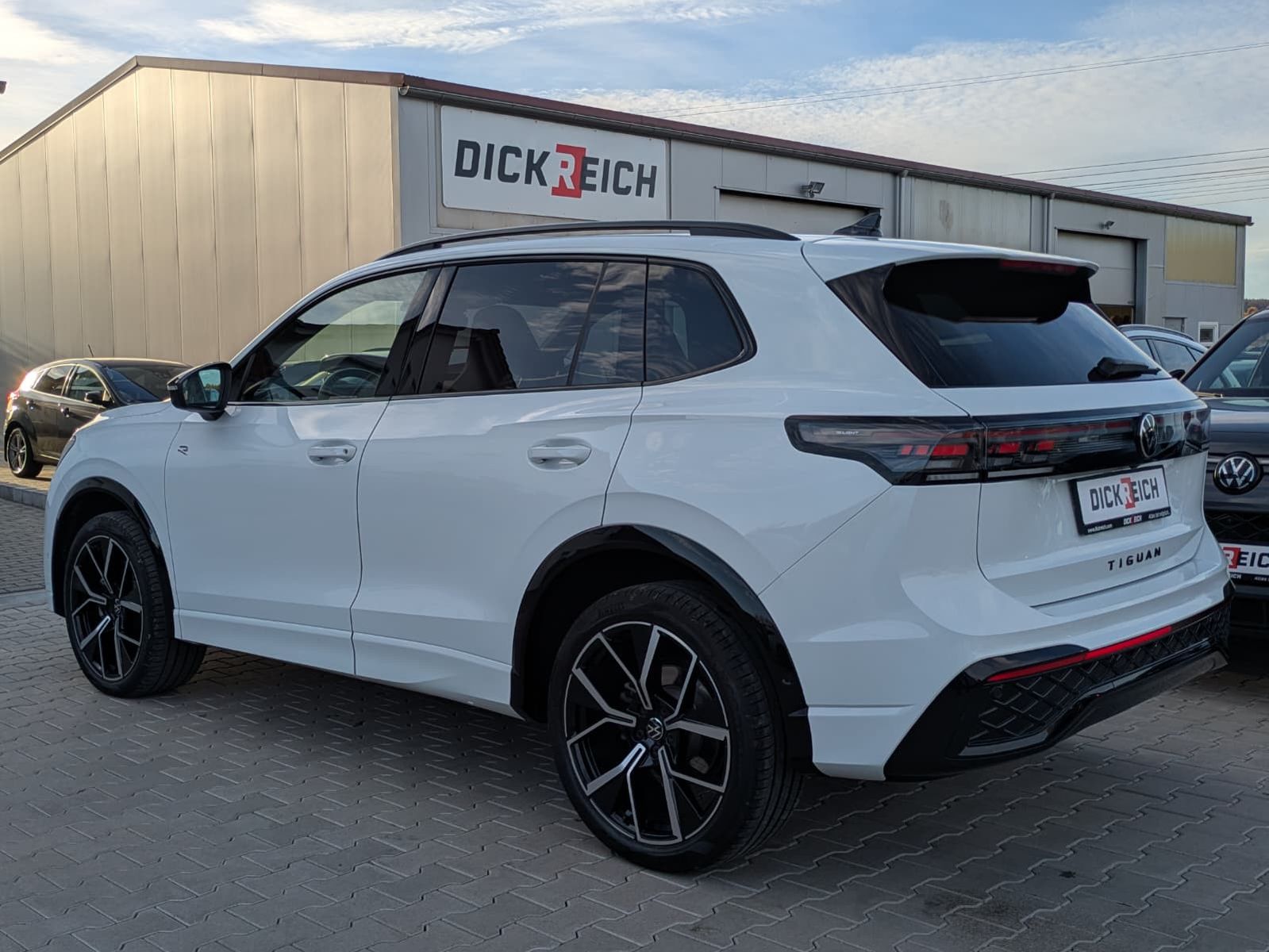 Fahrzeugabbildung Volkswagen Tiguan 2.0 TDI 4M R-Line PANO*H&K*AHK*MATRIX*20"
