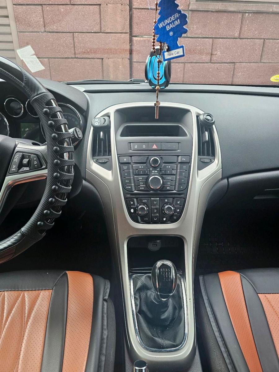Opel Astra 2011 — photo 7