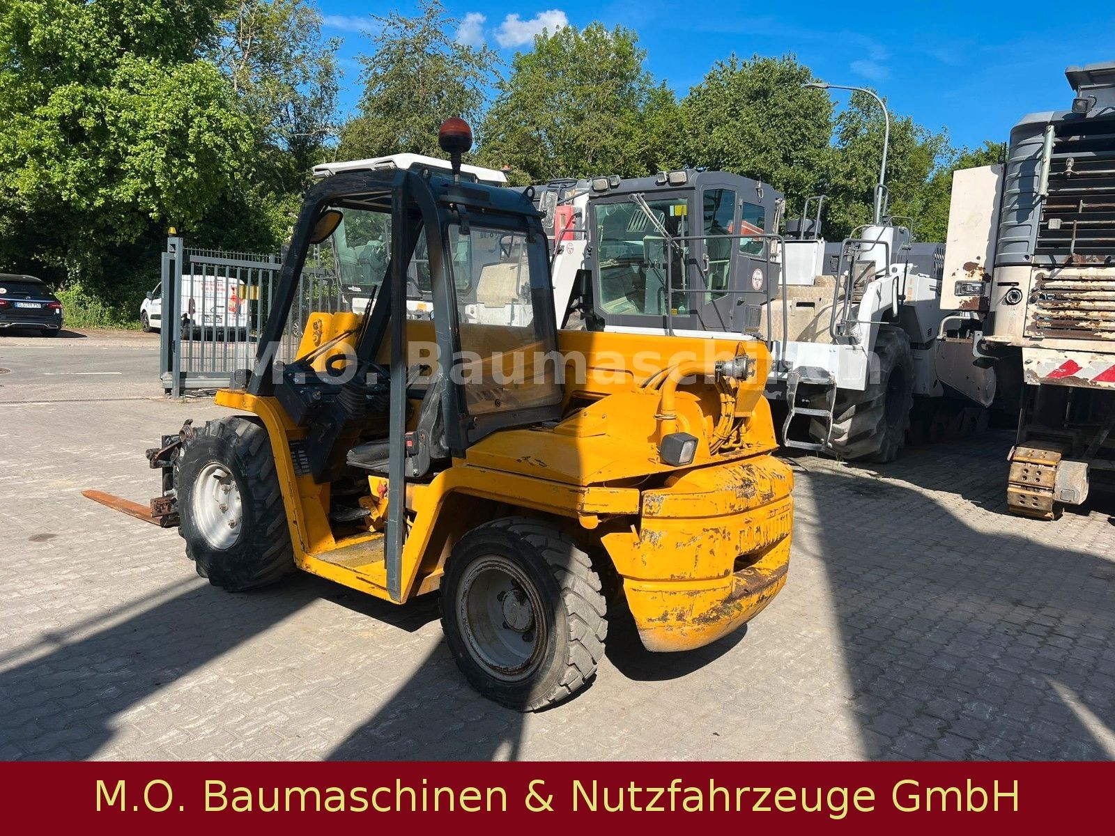 Fahrzeugabbildung Manitou BT 420 / SW /Gabel / 2 t / 4m / 4x4 /