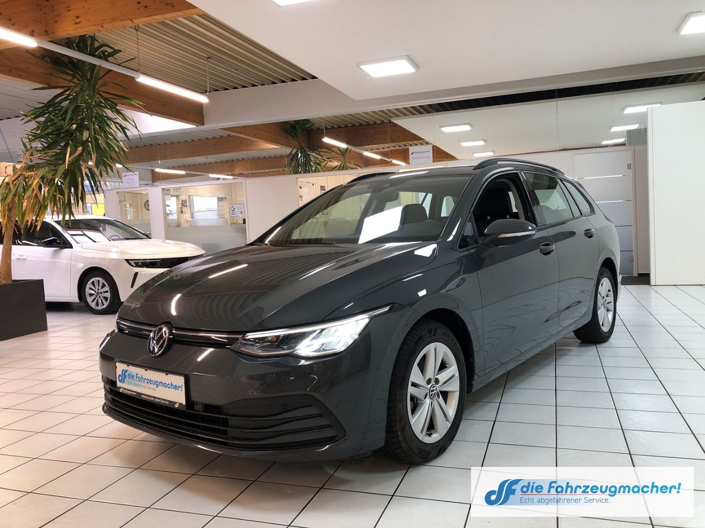 Fahrzeugabbildung Volkswagen Golf VIII Variant Life 1.0 TSI EU6d Navi digital