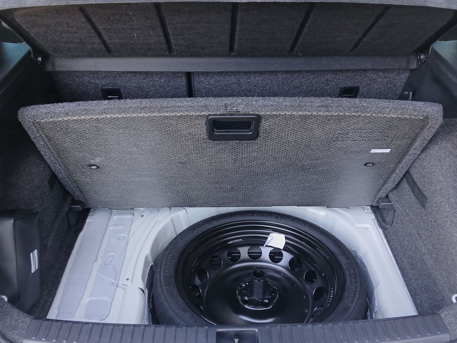 Fahrzeugabbildung SEAT Arona TSI Xperience DSG LED AHK ACC RFK SH 18"