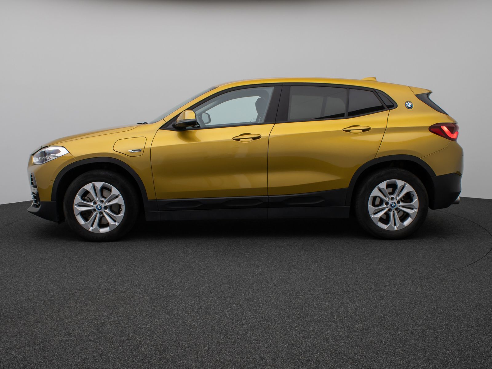 Fahrzeugabbildung BMW X2 xD25e Kamera HUD DAB Navi+ Alarm Sport LED