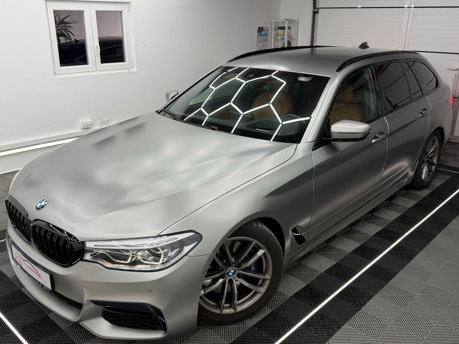 Fahrzeugabbildung BMW 530 d xDrive M SPORT/LED/HuD/FROZEN LACKIERUNG