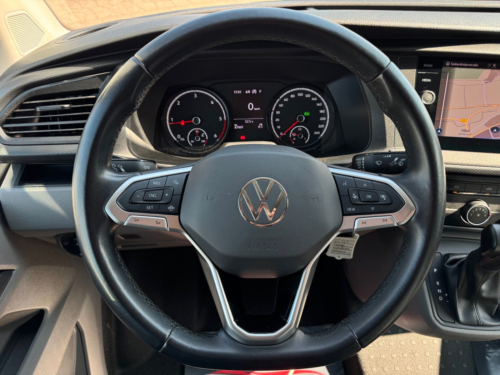 Fahrzeugabbildung Volkswagen T6.1 Transporter Kurz 2.0 TDI DSG CarPlay Navi