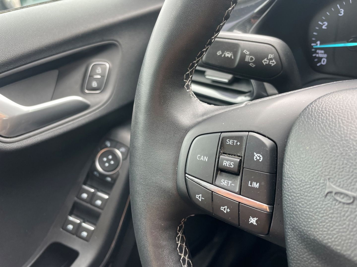 Fahrzeugabbildung Ford Puma Titanium Mild Hybrid Verkehrszeichenerk