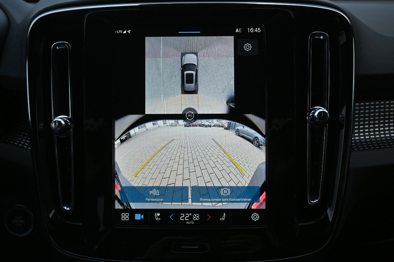 Fahrzeugabbildung Volvo XC40 B3 DKG Plus Black Edition*FSHZG*360°*ACC