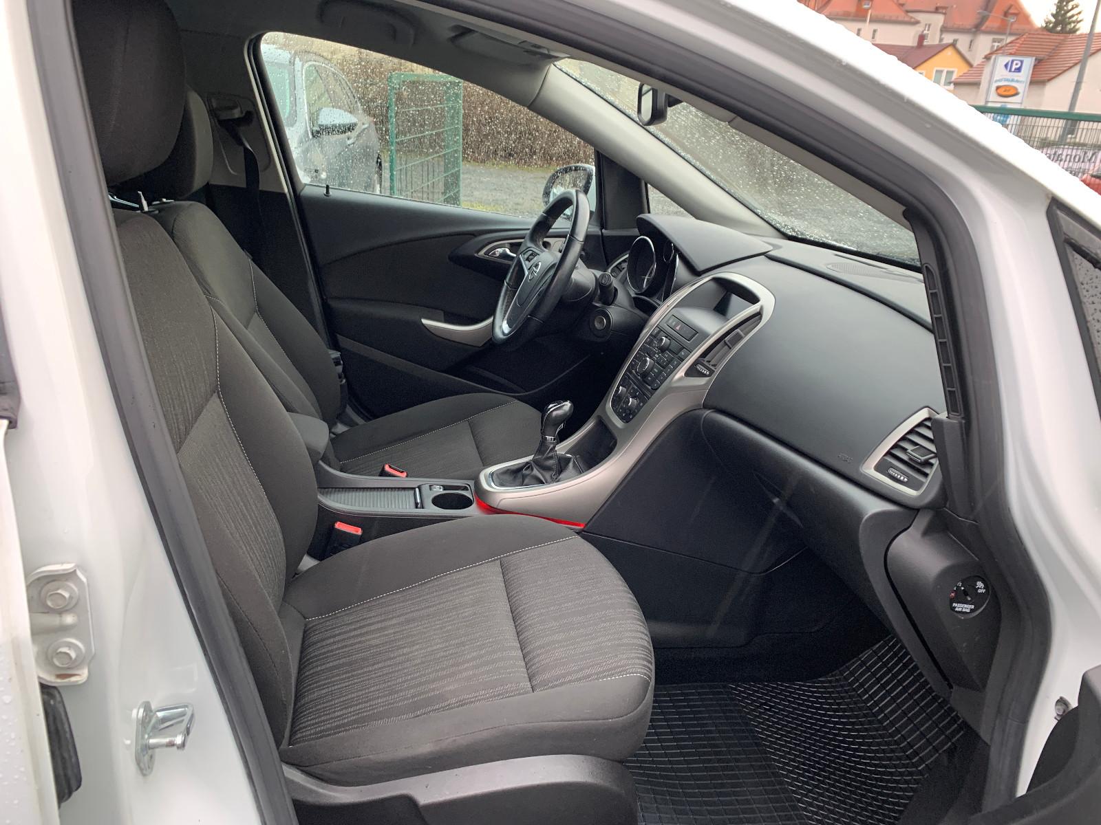 Opel Astra 2011 — photo 11