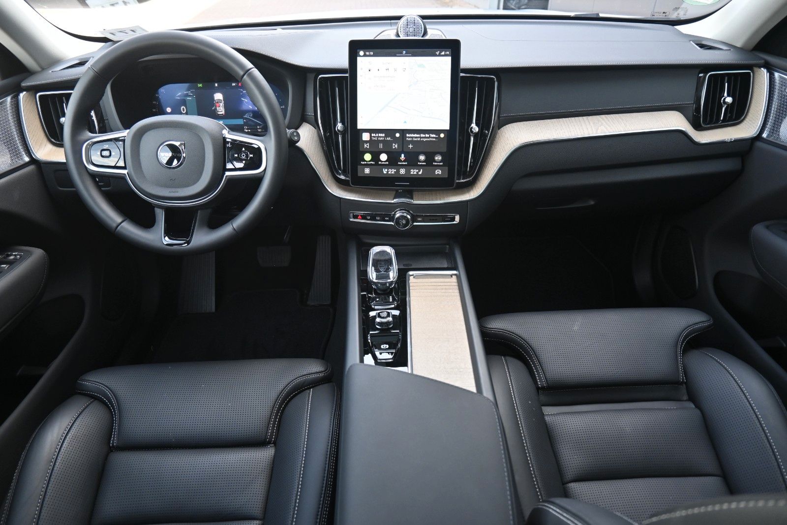 Fahrzeugabbildung Volvo XC60 T8 RC AWD Ultra Dark**360*LUFT*B&W*FACELIFT