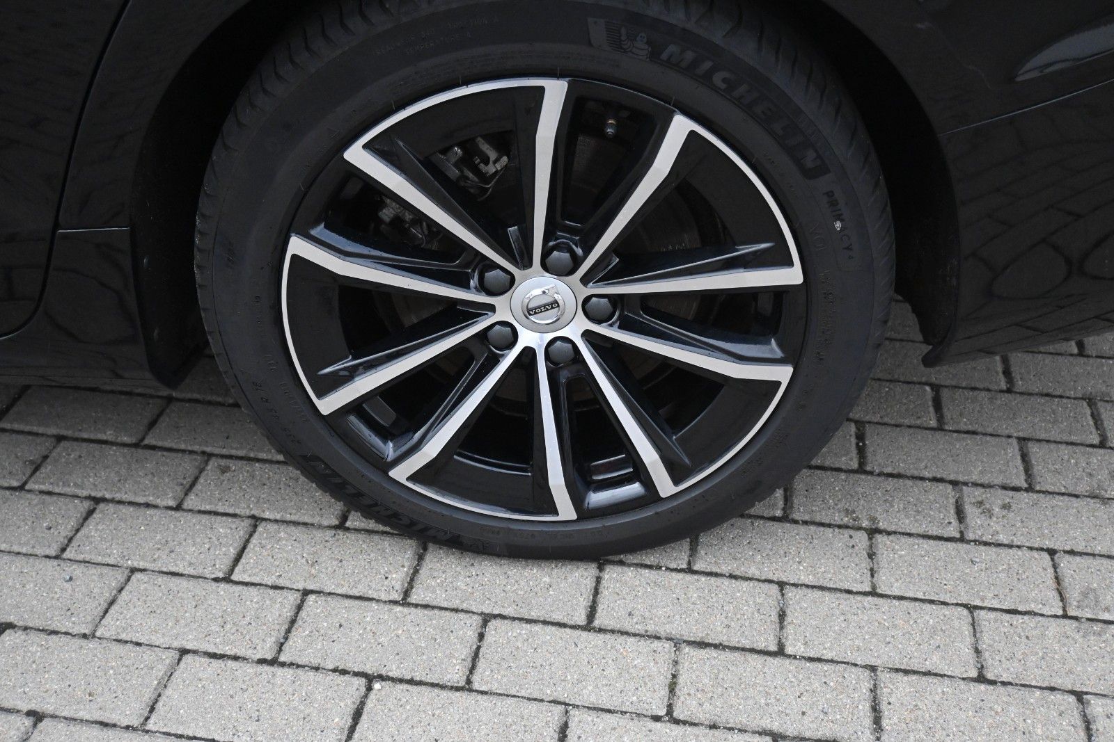 Fahrzeugabbildung Volvo V60 T6 Essential AWD*STHZG*PDC*AHK*Leder*LHZG*