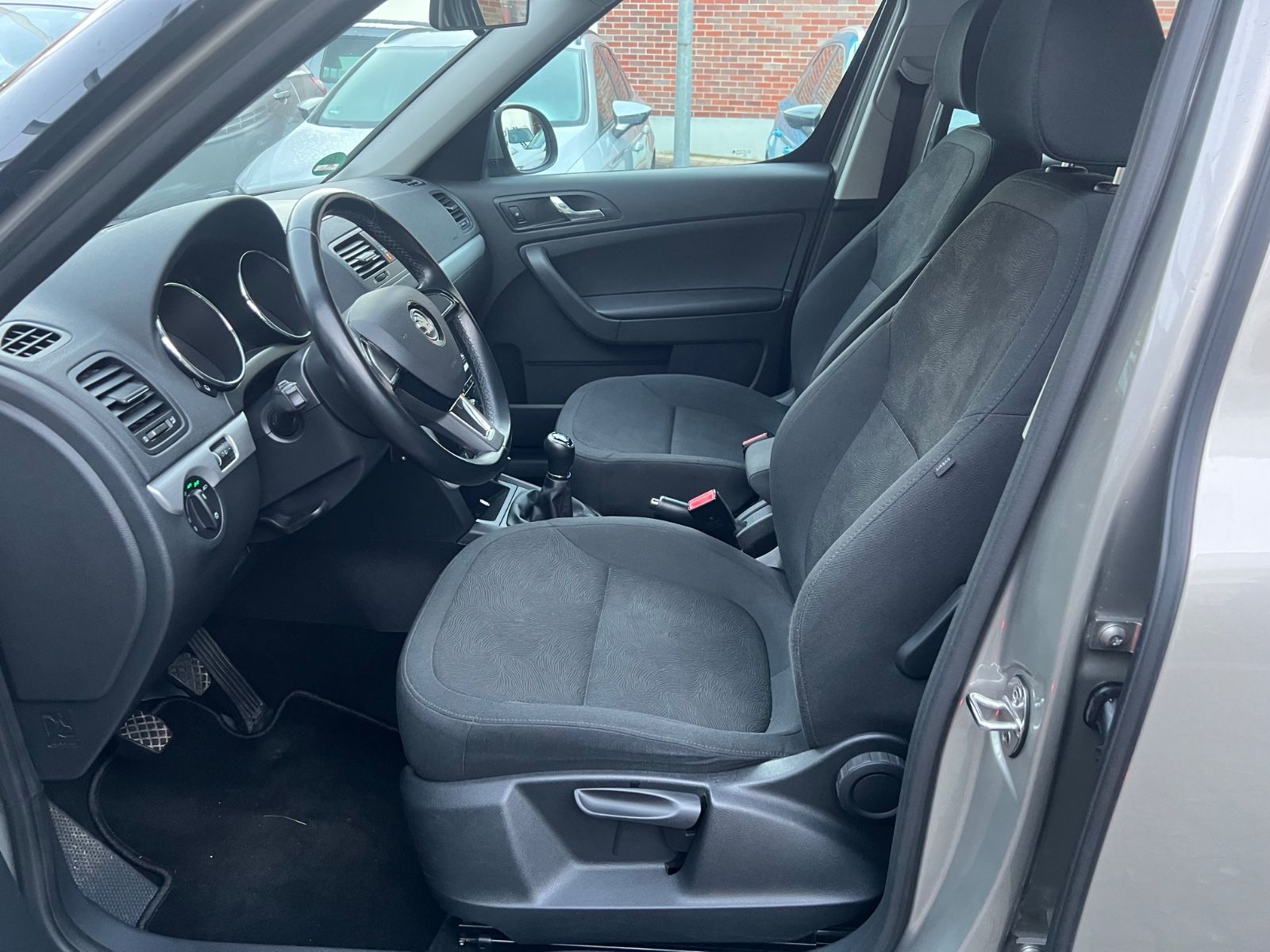 Fahrzeugabbildung SKODA Yeti 2.0 TDI Ambition * KAMERA *
