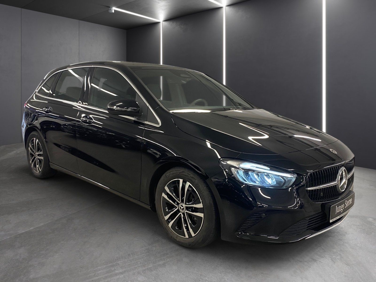 Fahrzeugabbildung Mercedes-Benz B 250 4M*AHK*STDHZG*Distro*Totwink*CarPlay*LED*
