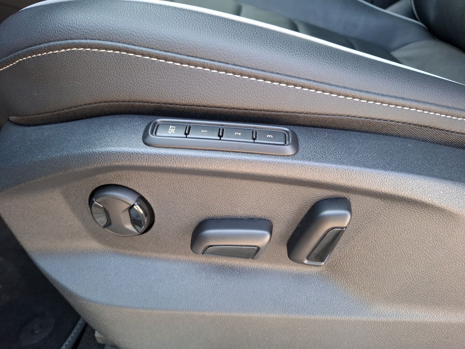 Fahrzeugabbildung Volkswagen Tiguan TDI R-Line DSG STH AHK LED AID ACC RFK 20