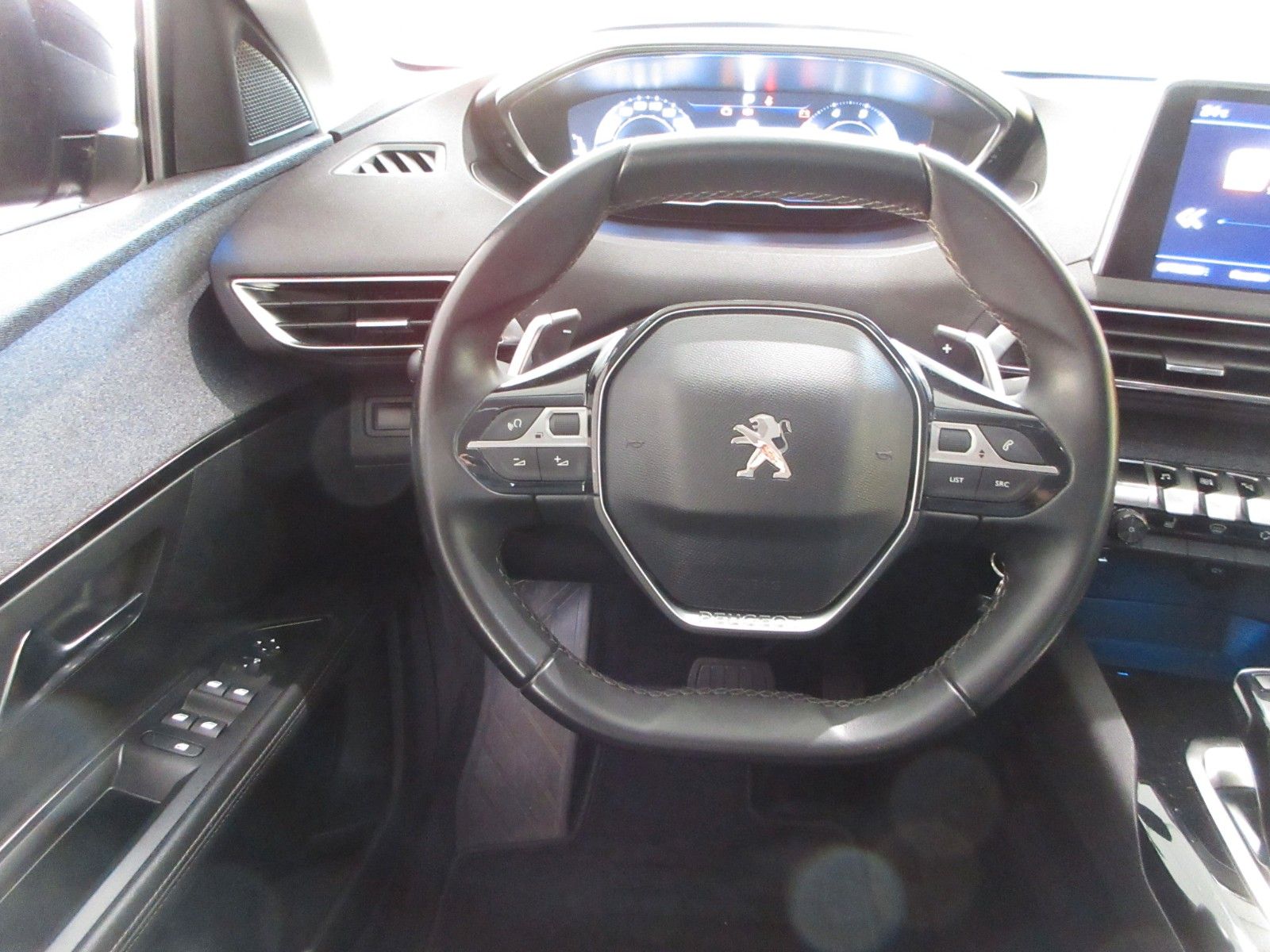 Fahrzeugabbildung Peugeot 5008 Allure 1.5D LED/NAVI/SHZ/AHK/VIRTUAL