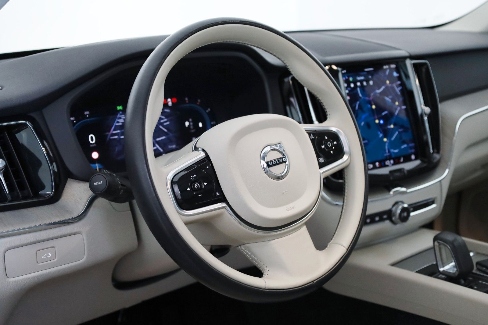 Fahrzeugabbildung Volvo XC60 AWD Plus Dark Leder,LED,Panorama,360° Cam