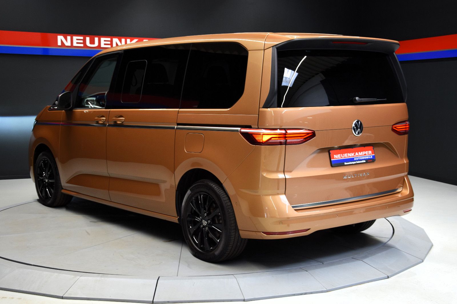 Fahrzeugabbildung Volkswagen T7 Multivan Style 7 Stz. ACC Matrix el.AHK Alcan