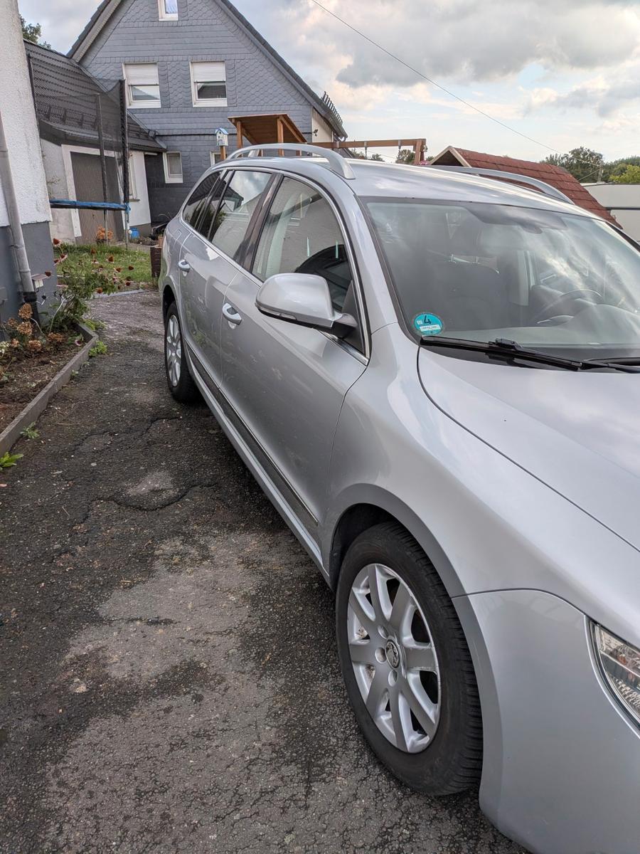 Skoda Superb 2011 — rear view