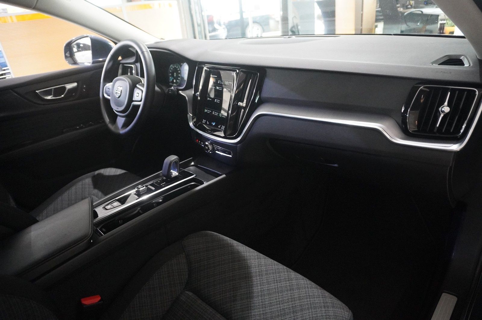 Fahrzeugabbildung Volvo V60 Kombi B4 MOMENTUM PRO NAVI/LED/KAMERA/VIRT.