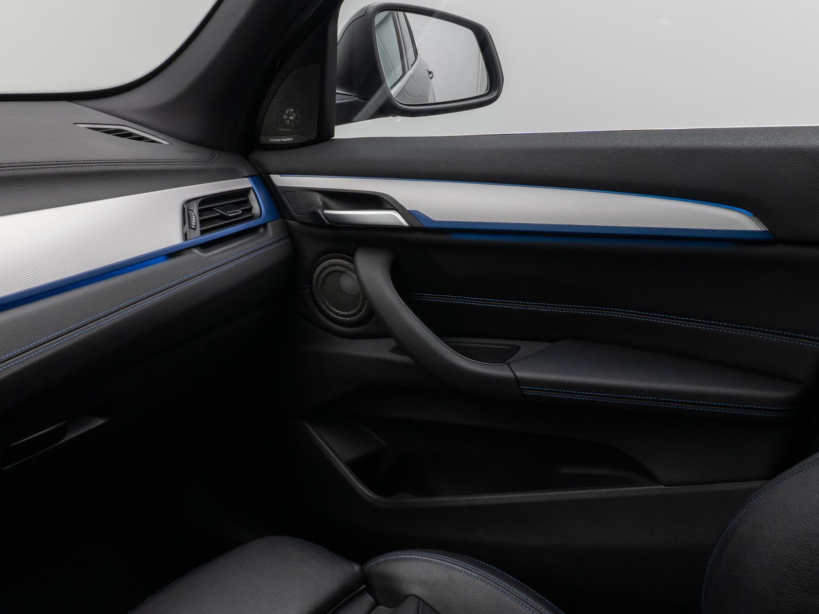 Fahrzeugabbildung BMW X1 xD25e M Sport Panorama Kamera HUD H/K Komfort