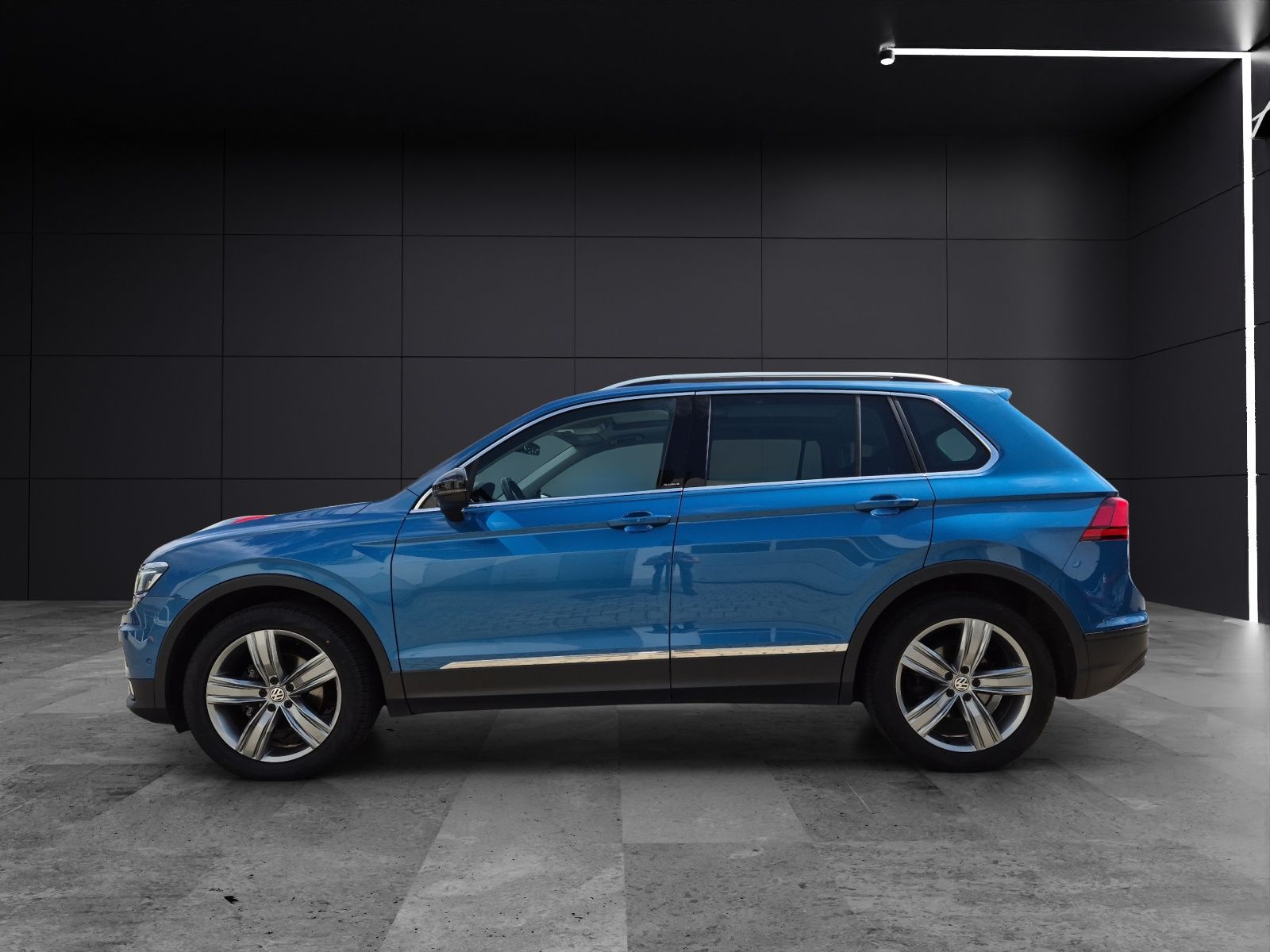 Fahrzeugabbildung Volkswagen Tiguan TDI IQ.Drive AHK PANO HUD ACC