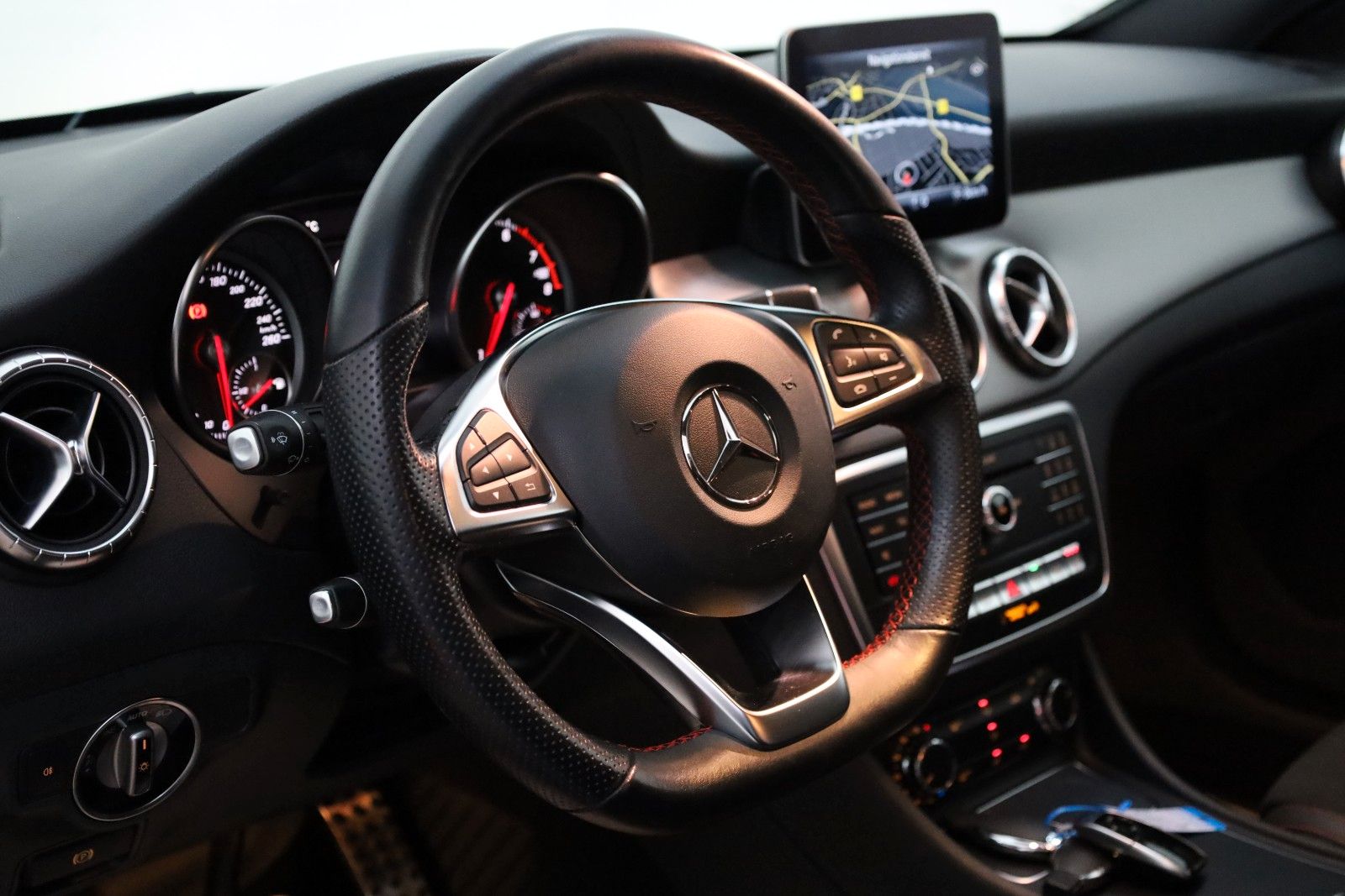 Fahrzeugabbildung Mercedes-Benz CLA 200 SB TLeder,Navi,LED,SH,Kamera,SR+WR