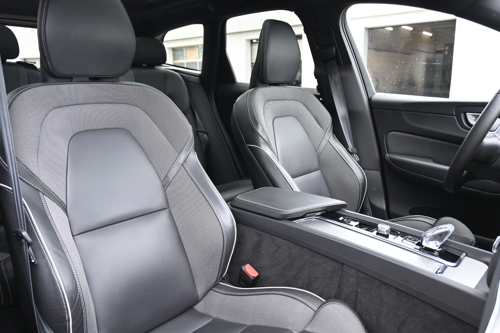 Fahrzeugabbildung Volvo XC60 B4D Plus Dark*LED*PANO*STHZ*360*H&K*BLIS